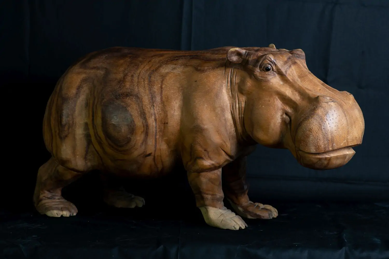  Product image 1 of the product “Hippopotamus, carved from Suar Wood. In the sizes from 80 to 100cm. ”